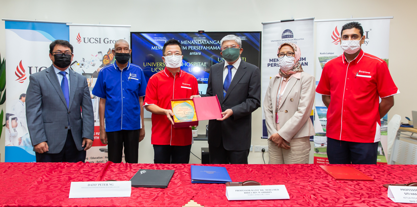 Dato' Peter Ng, UCSI Group, Founder and Executive Chairman, presented the momento to Professor Dato’ Dr Mohamed Ridza bin Wahiddin, Vice-Chancellor Dato' Peter Ng, UCSI Group, Founder and Executive Chairman, presented the momento to Professor Dato’ Dr Mohamed Ridza bin Wahiddin, Vice-Chancellor